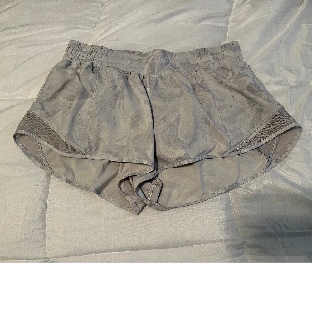 Lululemon White and Grey Hotty Hot 2.5 Shorts Size 10
